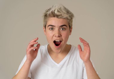 Mutlu yüz ile Yakışıklı genç sarışın genç çocuk bakarak ve şok edici ve iyi bir şey işaret sürpriz jestleri yapma. İnsan yüz ifadeleri ve duygular. Kopyalama alanı ile portre.