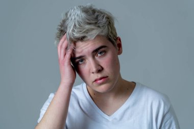 Genç üzgün trans genç çocuk depresyon acı üzgün ve umutsuz duygu. Ruh sağlığı, Depresyon ve cinsiyet kimliği ve insan hakları kavramı içinde sıkıntı içinde Depresif transseksüel genç.