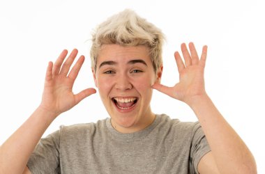Yakışıklı genç sarışın genç çocuk komik yüzler yaparken yakın portre kamera eğlenmek bakarak. Transgender çocuk İnsanlar mizah Çeşitlilik ve Pozitif İnsan duyguları eğlenceli.