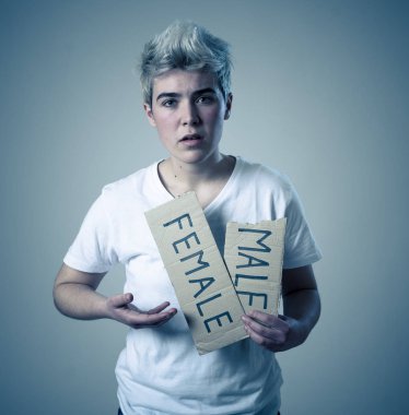 Yakışıklı transeksüel genç cinsiyet kimliği, eşitlik ve insan hakları kelime Kadın erkek içine gözyaşı. Kendi cinsiyet kimliği transgender Pride ve özgürlük kavramı hakkında Breaking sessizlik.