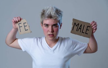Yakışıklı transeksüel genç cinsiyet kimliği, eşitlik ve insan hakları kelime Kadın erkek içine gözyaşı. Kendi cinsiyet kimliği transgender Pride ve özgürlük kavramı hakkında Breaking sessizlik.