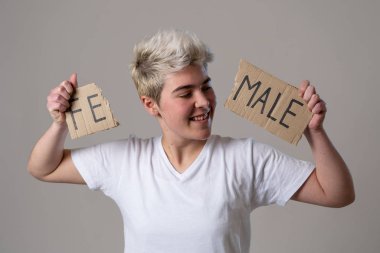 Yakışıklı transeksüel genç cinsiyet kimliği, eşitlik ve insan hakları kelime Kadın erkek içine gözyaşı. Kendi cinsiyet kimliği transgender Pride ve özgürlük kavramı hakkında Breaking sessizlik.