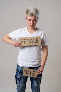 Yakışıklı transeksüel genç cinsiyet kimliği, eşitlik ve insan hakları kelime Kadın erkek içine gözyaşı. Kendi cinsiyet kimliği transgender Pride ve özgürlük kavramı hakkında Breaking sessizlik.