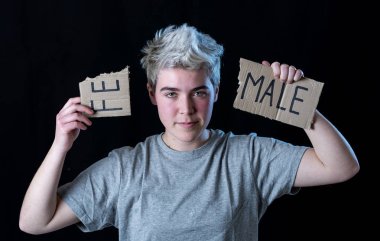 Yakışıklı transeksüel genç cinsiyet kimliği, eşitlik ve insan hakları kelime Kadın erkek içine gözyaşı. Kendi cinsiyet kimliği transgender Pride ve özgürlük kavramı hakkında Breaking sessizlik.