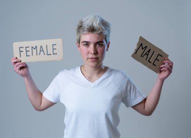 Yakışıklı transeksüel genç cinsiyet kimliği, eşitlik ve insan hakları kelime Kadın erkek içine gözyaşı. Kendi cinsiyet kimliği transgender Pride ve özgürlük kavramı hakkında Breaking sessizlik.