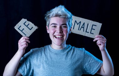 Yakışıklı transeksüel genç cinsiyet kimliği, eşitlik ve insan hakları kelime Kadın erkek içine gözyaşı. Kendi cinsiyet kimliği transgender Pride ve özgürlük kavramı hakkında Breaking sessizlik.