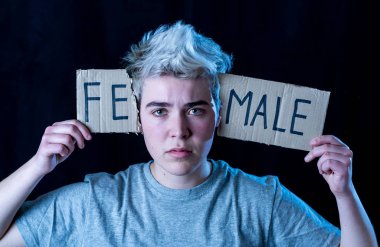 Yakışıklı transeksüel genç cinsiyet kimliği, eşitlik ve insan hakları kelime Kadın erkek içine gözyaşı. Kendi cinsiyet kimliği transgender Pride ve özgürlük kavramı hakkında Breaking sessizlik.