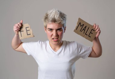 Yakışıklı transeksüel genç cinsiyet kimliği, eşitlik ve insan hakları kelime Kadın erkek içine gözyaşı. Kendi cinsiyet kimliği transgender Pride ve özgürlük kavramı hakkında Breaking sessizlik.