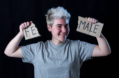Yakışıklı transeksüel genç cinsiyet kimliği, eşitlik ve insan hakları kelime Kadın erkek içine gözyaşı. Kendi cinsiyet kimliği transgender Pride ve özgürlük kavramı hakkında Breaking sessizlik.