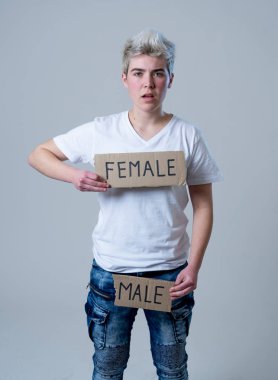 Yakışıklı transeksüel genç cinsiyet kimliği, eşitlik ve insan hakları kelime Kadın erkek içine gözyaşı. Kendi cinsiyet kimliği transgender Pride ve özgürlük kavramı hakkında Breaking sessizlik.