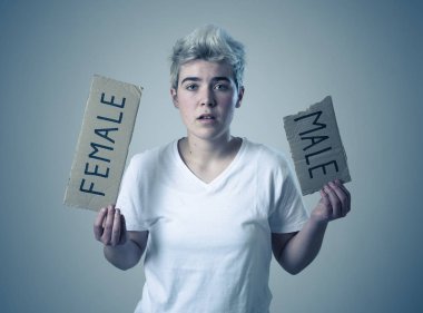 Yakışıklı transeksüel genç cinsiyet kimliği, eşitlik ve insan hakları kelime Kadın erkek içine gözyaşı. Kendi cinsiyet kimliği transgender Pride ve özgürlük kavramı hakkında Breaking sessizlik.