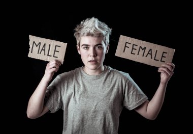 Yakışıklı transeksüel genç cinsiyet kimliği, eşitlik ve insan hakları kelime Kadın erkek içine gözyaşı. Kendi cinsiyet kimliği transgender Pride ve özgürlük kavramı hakkında Breaking sessizlik.