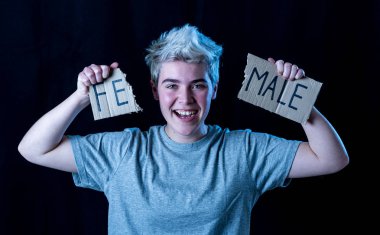 Yakışıklı transeksüel genç cinsiyet kimliği, eşitlik ve insan hakları kelime Kadın erkek içine gözyaşı. Kendi cinsiyet kimliği transgender Pride ve özgürlük kavramı hakkında Breaking sessizlik.