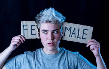 Yakışıklı transeksüel genç cinsiyet kimliği, eşitlik ve insan hakları kelime Kadın erkek içine gözyaşı. Kendi cinsiyet kimliği transgender Pride ve özgürlük kavramı hakkında Breaking sessizlik.