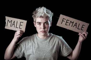 Yakışıklı transeksüel genç cinsiyet kimliği, eşitlik ve insan hakları kelime Kadın erkek içine gözyaşı. Kendi cinsiyet kimliği transgender Pride ve özgürlük kavramı hakkında Breaking sessizlik.