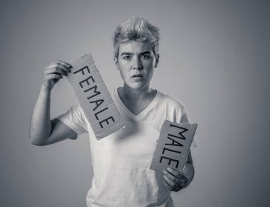 Yakışıklı transeksüel genç cinsiyet kimliği, eşitlik ve insan hakları kelime Kadın erkek içine gözyaşı. Kendi cinsiyet kimliği transgender Pride ve özgürlük kavramı hakkında Breaking sessizlik.