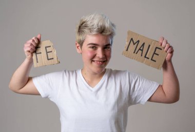 Yakışıklı transeksüel genç cinsiyet kimliği, eşitlik ve insan hakları kelime Kadın erkek içine gözyaşı. Kendi cinsiyet kimliği transgender Pride ve özgürlük kavramı hakkında Breaking sessizlik.