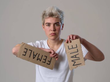 Yakışıklı transeksüel genç cinsiyet kimliği, eşitlik ve insan hakları kelime Kadın erkek içine gözyaşı. Kendi cinsiyet kimliği transgender Pride ve özgürlük kavramı hakkında Breaking sessizlik.