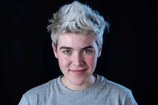 Ritratto Bel Giovane Transgender Adolescente Con Bel Sorriso Occhi Azzurri — Foto Stock