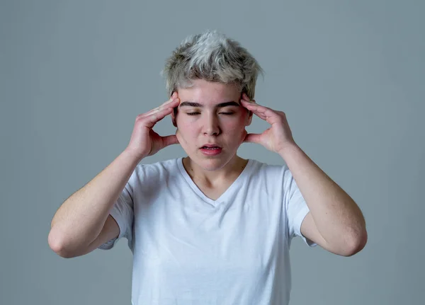 一个年轻的变性青少年看起来担心和周到的偏头痛和情感痛苦的肖像 青少年与卫生保健概念中性别认同与抑郁的多样性 — 图库照片