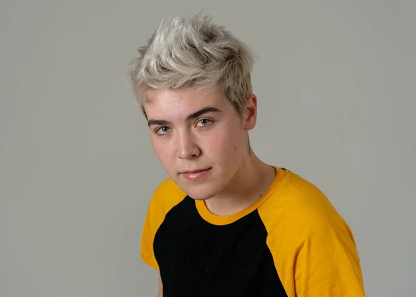 Porträt Eines Jungen Attraktiven Stylischen Teenagers Der Selbstbewusst Und Glücklich — Stockfoto