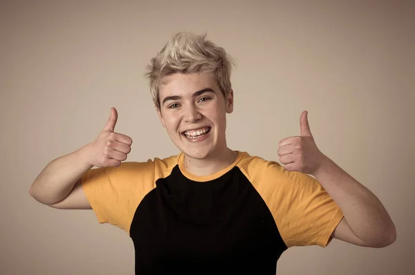 Портрет Хорошо Выглядящего Молодого Трансгендерного Подростка Показывающего Большие Пальцы Знаке — стоковое фото