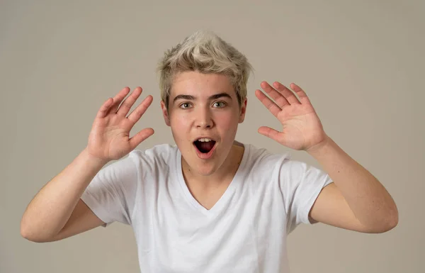 Όμορφος Νέος Ξανθός Έφηβος Αγόρι Ευτυχισμένο Πρόσωπο Κάνοντας Ξαφνιασμένος Χειρονομίες — Φωτογραφία Αρχείου