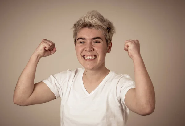 Portret Młodych Szczęśliwy Podekscytowany Transseksualistów Nastolatek Szczęśliwy Podekscytowany Wygraną Obchodzi — Zdjęcie stockowe