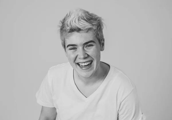 Πορτραίτο Του Όμορφου Νεαρού Τρανσέξουαλ Έφηβο Άντρα Όμορφο Χαμόγελο Και — Φωτογραφία Αρχείου