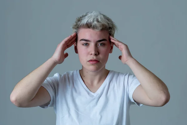 Portré Egy Fiatal Transznemű Tini Keres Aggódó Átgondolt Szenved Migrén — Stock Fotó