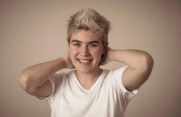 Portret Przystojnego Młodego Nastolatka Transseksualistów Pięknym Uśmiechem Niebieskimi Oczami Uczucie — Zdjęcie stockowe