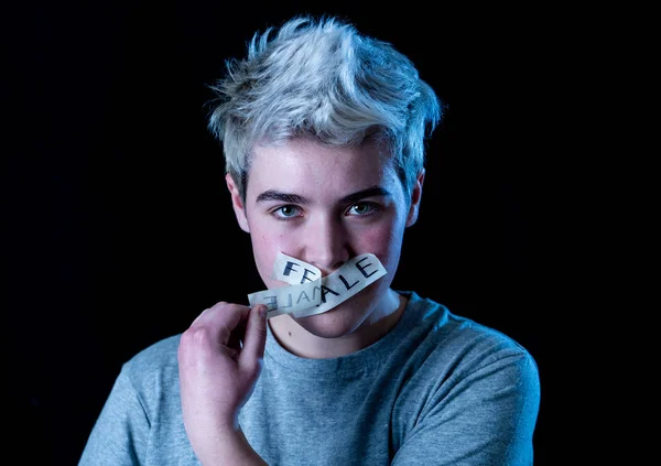 Przystojny Nastolatek Transseksualistów Usta Zamknięte Mężczyzną Kobietą Słowo Napisane Tape — Zdjęcie stockowe