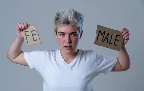 Красивый Трансгендерный Подросток Разрывает Слово Женщина Мужские Части Гендерной Идентичности — стоковое фото