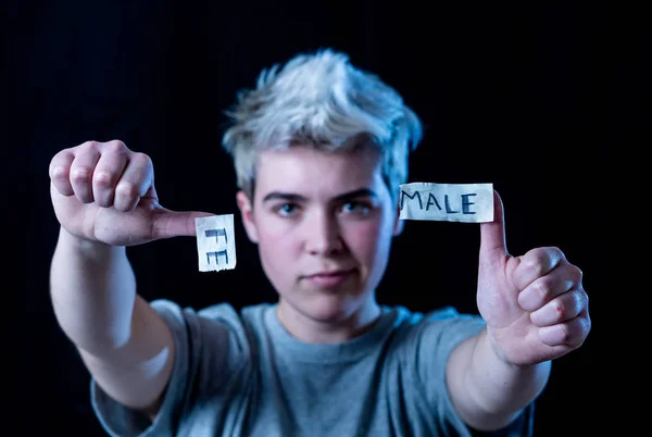 英俊的变性青少年在性别认同 平等和人权方面将 一词撕成男性 打破对自身性别认同 变性人自豪感和自由概念的沉默 — 图库照片
