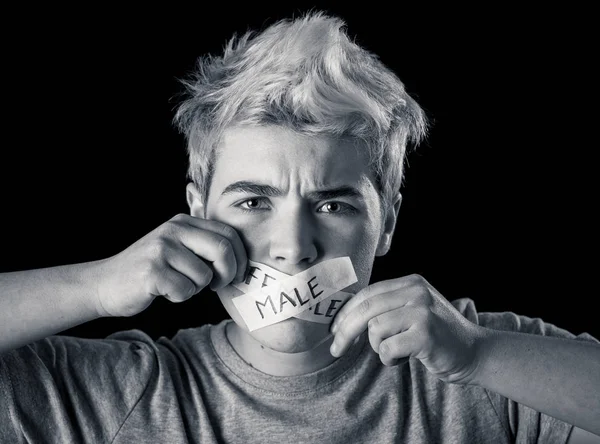 变性青少年用嘴封在磁带上 用男女两个字写在社会禁忌的性别多样性概念 跨男孩不能沟通或自由表达自己的身份 — 图库照片