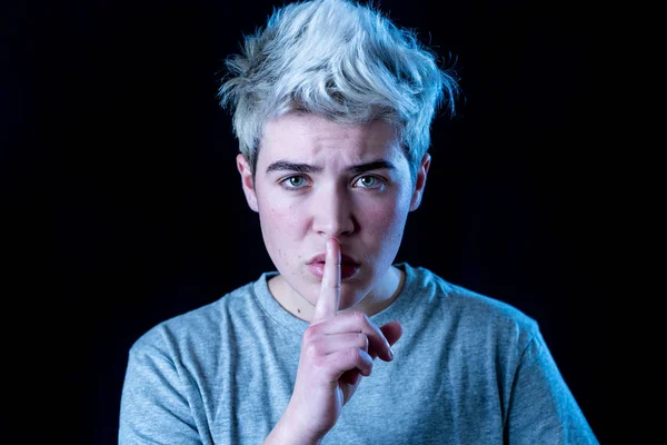Hombre Adolescente Transgénero Haciendo Gesto Silencio Tabú Social Del Concepto — Foto de Stock