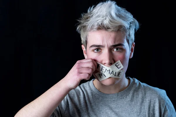 在打破社会禁忌和自由观念中 用嘴封在磁带上的变性青少年即将打破他对自己性别认同的沉默 人权平等和性别多样性运动 — 图库照片