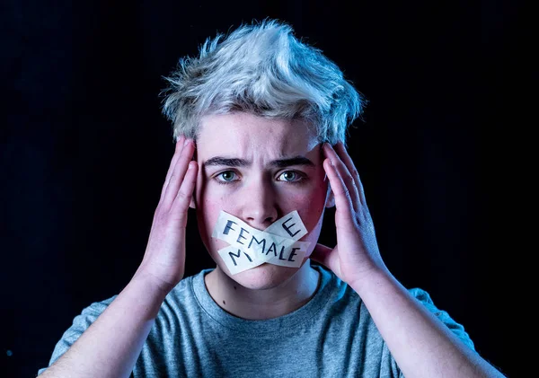 Transgender Teenager Ústy Uzavikanou Pásce Slovy Samec Samice Psané Sociálním — Stock fotografie