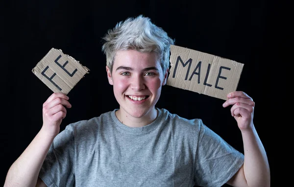 Yakışıklı transeksüel genç cinsiyet kimliği, eşitlik ve insan hakları kelime Kadın erkek içine gözyaşı. Kendi cinsiyet kimliği transgender Pride ve özgürlük kavramı hakkında Breaking sessizlik.