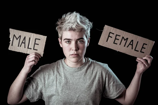 Remaja Transgender Tampan Merobek Kata Perempuan Menjadi Male Dalam Identitas — Stok Foto