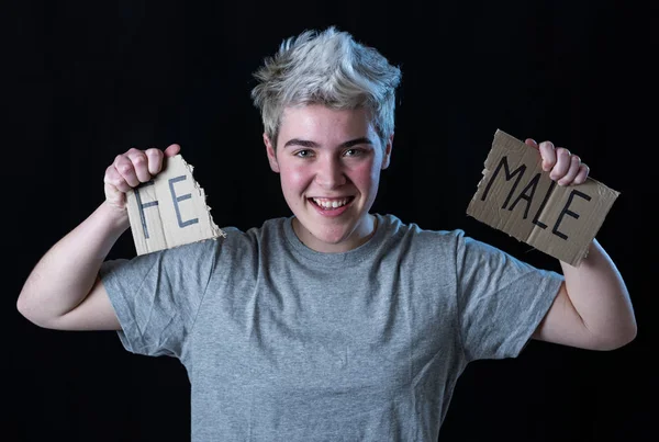 Yakışıklı transeksüel genç cinsiyet kimliği, eşitlik ve insan hakları kelime Kadın erkek içine gözyaşı. Kendi cinsiyet kimliği transgender Pride ve özgürlük kavramı hakkında Breaking sessizlik.