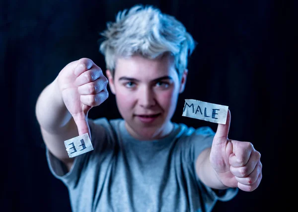 Adolescente Transexual Bonito Rasgando Palavra Feminino Male Identidade Gênero Igualdade — Fotografia de Stock