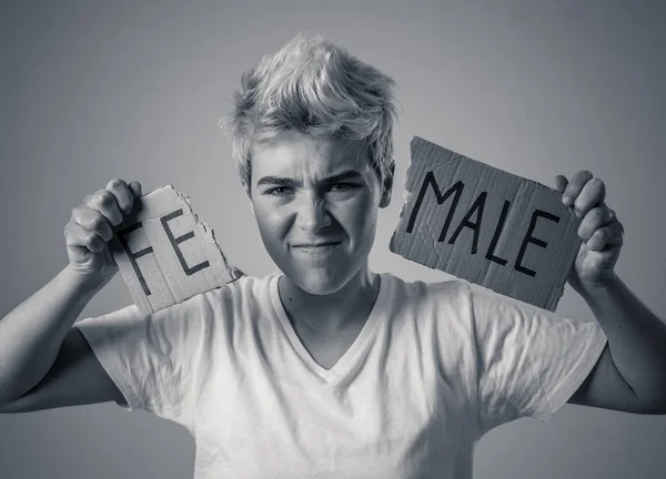 英俊的变性青少年在性别认同 平等和人权方面将 一词撕成男性 打破对自身性别认同的沉默 变性者骄傲和自由概念 — 图库照片
