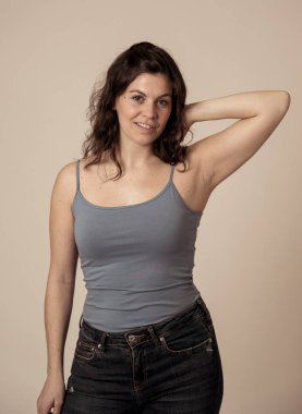 Genç güzel beyaz kadın portresi çekici yüzü ve yaz başında poz büyük bir gülümseme ile. İnsanlarda, Doğal Güzellik, İnsan ifadesi ve kopyalama alanı ile pazarlama dostu görüntü.