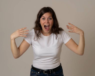 İnsan duyguları ve ifadeleri. Beklenmedik haberler duyan, kazanan ya da neşeli jestler yapan şaşırmış ve mutlu bir yüz le büyük başarılar elde eden güzel şok olmuş kadının portresi. Stüdyo çekimi.