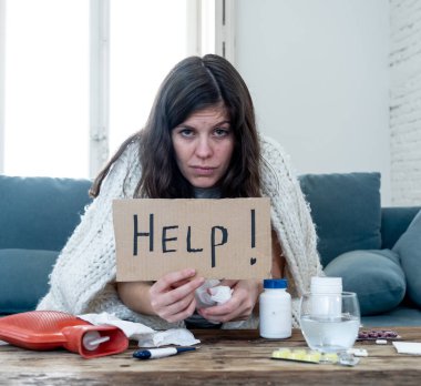 Sağlık. Grip baş ağrısı burun yüksek sıcaklık ile rahatsız hissediyor Hasta çekici kadın yorgunluk hissi ve huzursuz bir işaret tutan yardım isteyen işe gitmek mümkün değil.