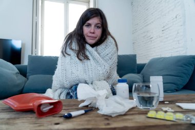 Baş ağrısı burun ağrısı ile rahatsız duygu battaniye altında hasta çekici kadın yüksek sıcaklık hissi yorgunluk ve evde huzursuz sağlık kavramı işe gitmek mümkün değil.