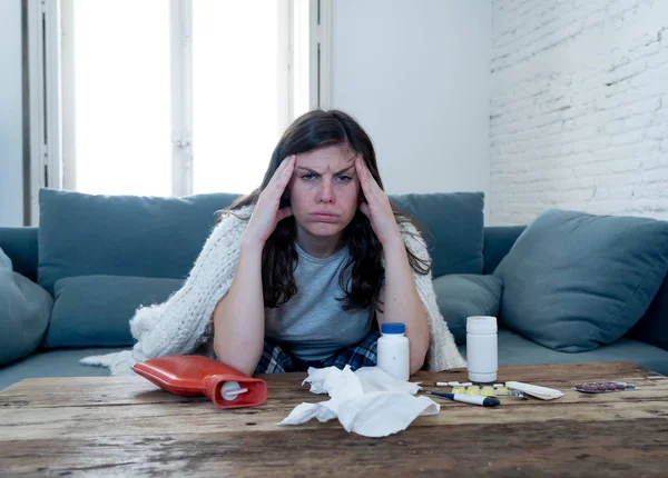 頭痛片頭痛と風邪インフルエンザで病気の女性は 自宅のソファに座って病気 ライフスタイルの肖像画 ヘルスケア ウイルス アレルギー 幸福の概念 — ストック写真