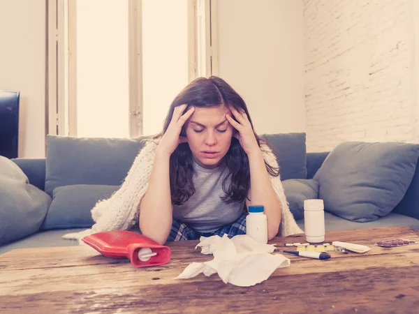 生病的妇女疼痛头痛偏头痛和温度感觉不适与感冒流感坐在家里的病床上 生活方式肖像 过敏和福祉概念 — 图库照片