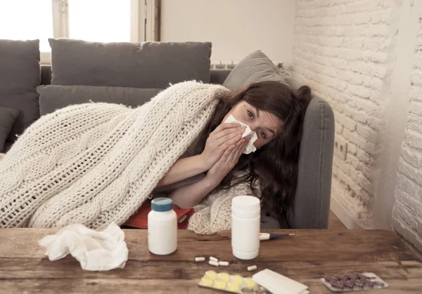 Mujer Enferma Sofá Estornudando Sonándose Nariz Con Alergia Fiebre Del — Foto de Stock